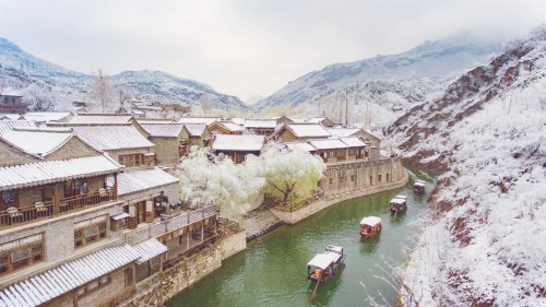 国风踏雪寻冬韵，古北水镇迎客来